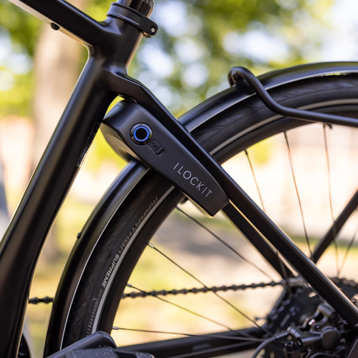 Candado inteligente iLockit en una bicicleta, con anillo Bluetooth iluminado